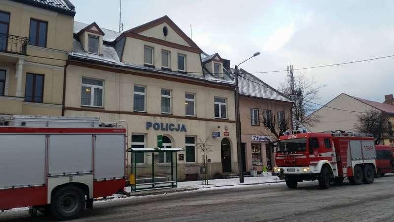 Wozy strażackie pod komisariatem