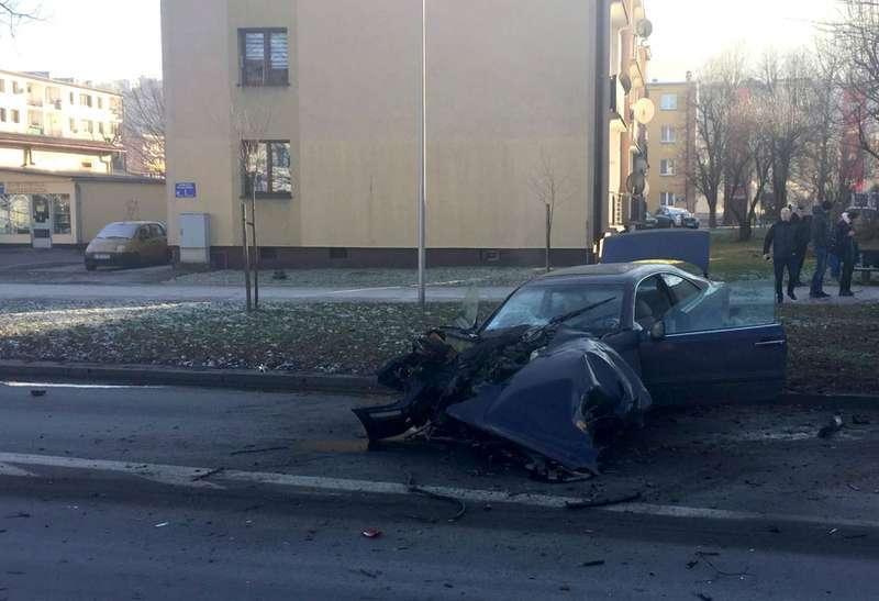 Wleciał mercedesem w drzewo