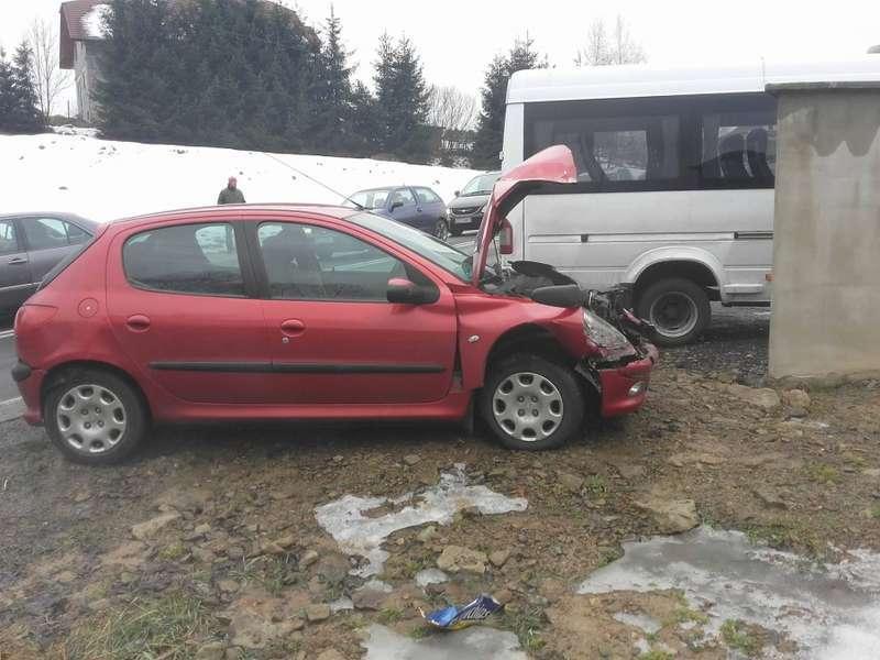 Wepchnął peugeot na busa