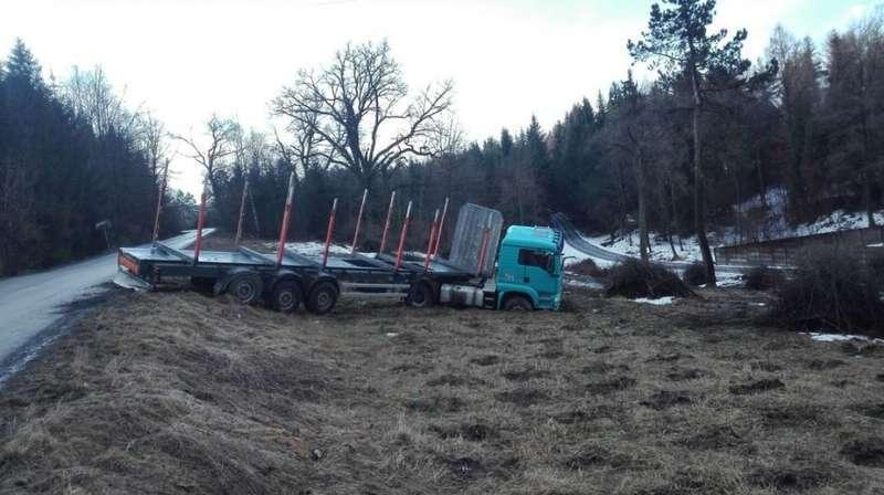 Jordanów. Auto wypadło z drogi i wylądowało na łące