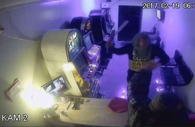 Policjanci w krótkim czasie ujęli sprawców rozboju na ochroniarzu salonu gier w Białce