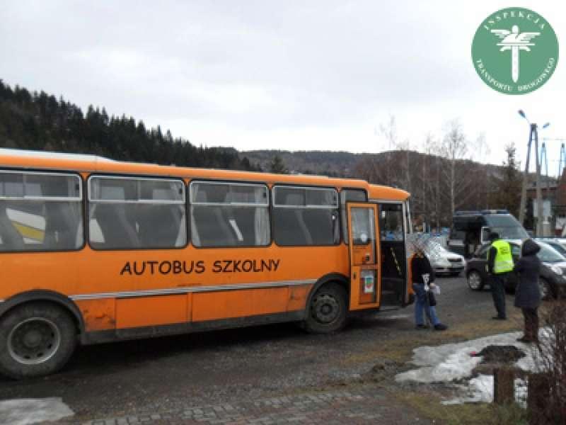 Zawoja. Kierowca z nogą w gipsie przewoził dzieci do szkoły
