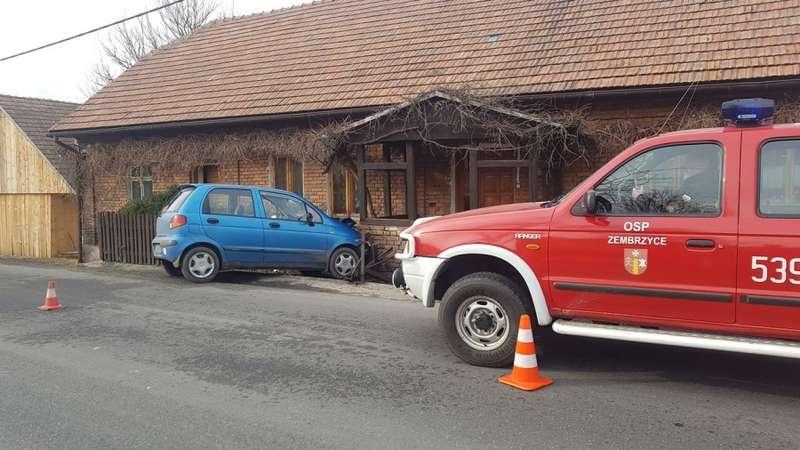 Wypadki, potrącenia, zdemolowany ganek. Uważajmy na drogach!