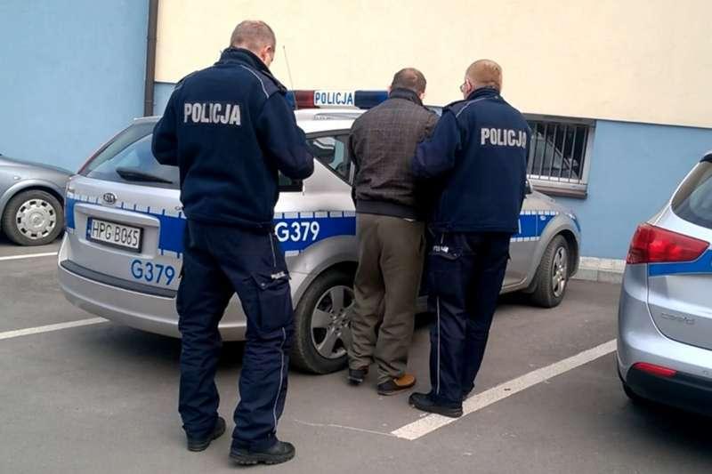 Przez 2 lata uwodził małoletnie osoby. Policjanci  z Suchej Beskidzkiej zatrzymali 32-letniego mężczyznę.