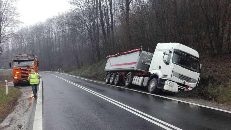 Tir w rowie. Przyczyną pęknięta opona