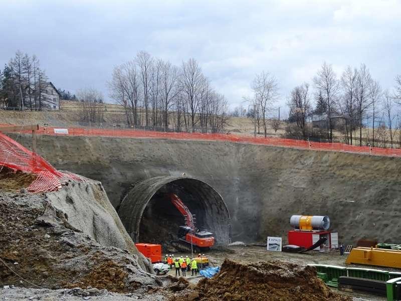 Budowa tunelu nie jest zagrożona. To był żart na prima aprilis