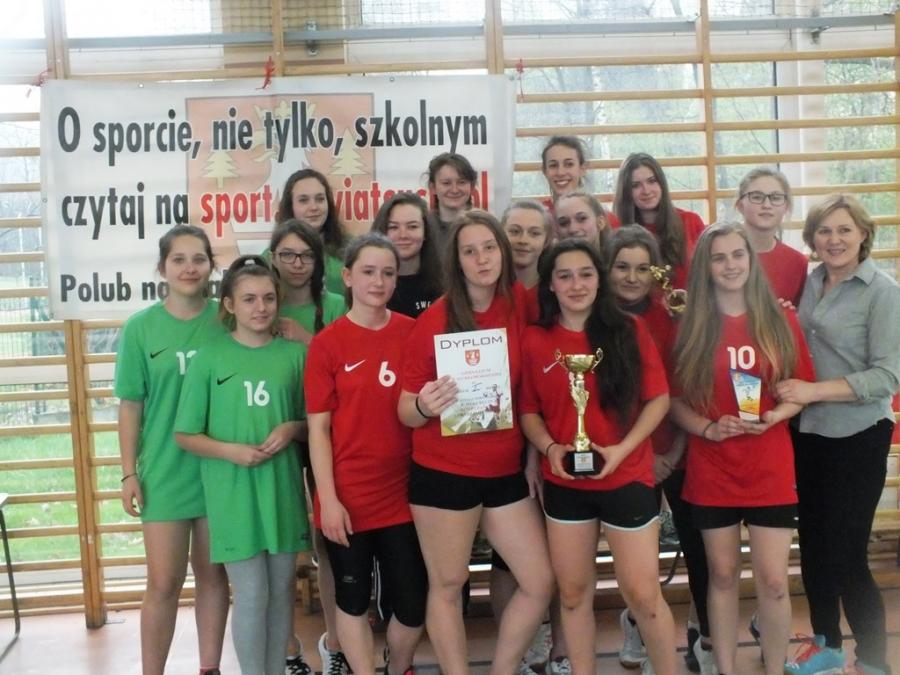 Emocjonujący finał powiatowy w piłkę ręczną dziewcząt