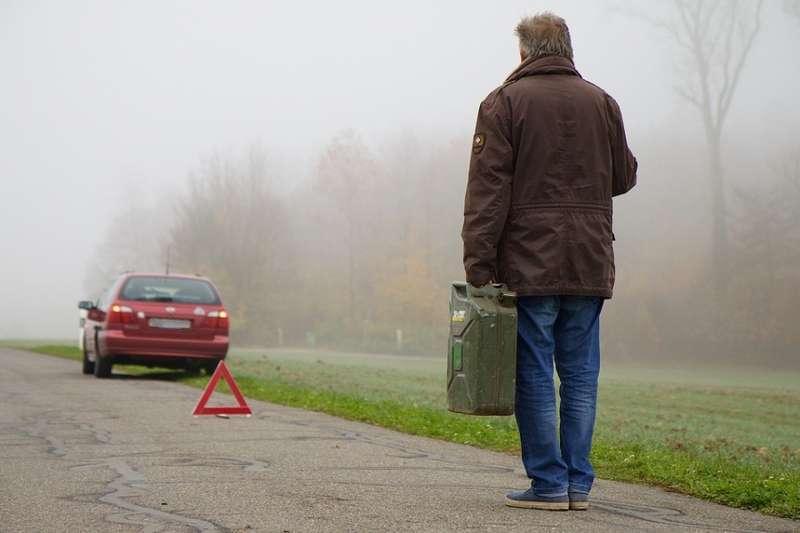 Kiedy wezwać pomoc drogową, a kiedy radzić sobie samemu?