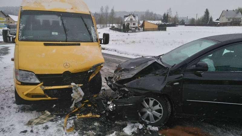 Kurów. Osobówka wpadła na busa