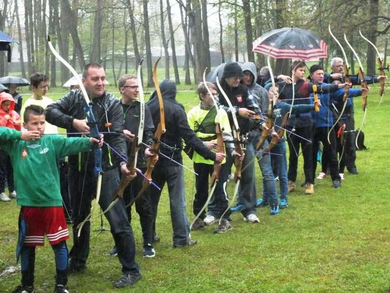 Strzały latały w słońcu i w deszczu też!