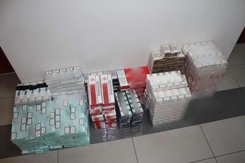 Blisko 2500 paczek papierosów bez polskich znaków akcyzy zabezpieczyli suscy policjanci u mieszkańca powiatu chrzanowskiego