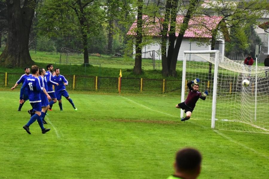 Piłkarski weekend: Derbowy remis, metamorfoza Jałowca, Strzelec puka do A-klasy drzwi