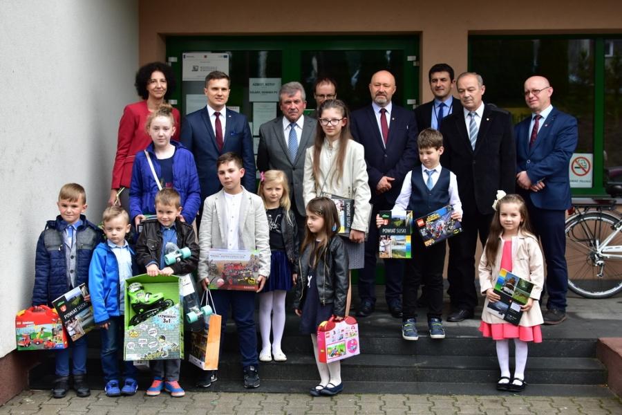 Laureaci XIII powiatowego konkursu plastycznego na sesji rady powiatu