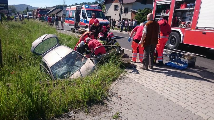 Zjechał do rowu, uderzył w przepust.