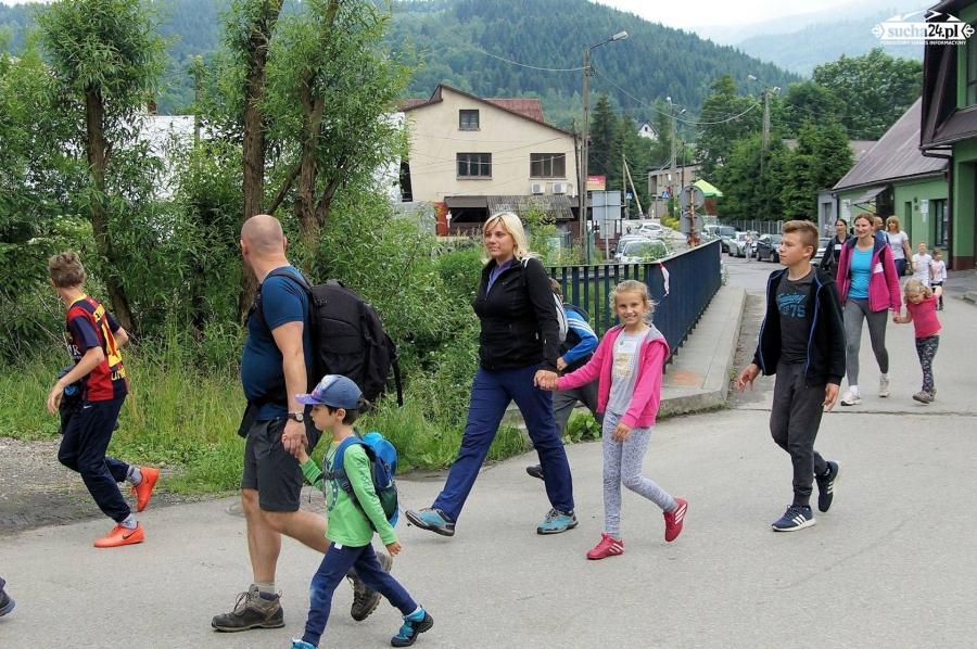 Pomagali idąc pieszo