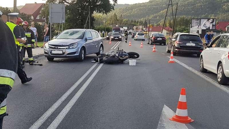 Zderzenie motocyklisty z osobówką. Dwie osoby ranne.