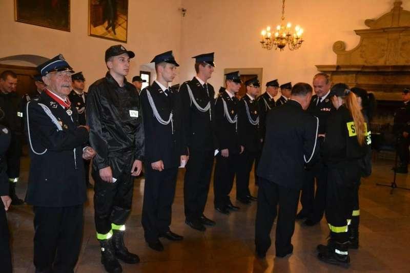 Dzień Strażaka z odznakami i odznaczeniami