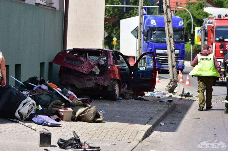 Maków Podhalański. Uderzył w przydrożny słup
