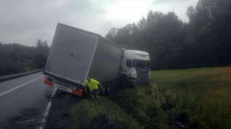 Ciężarówka z naczepą wypadła z drogi