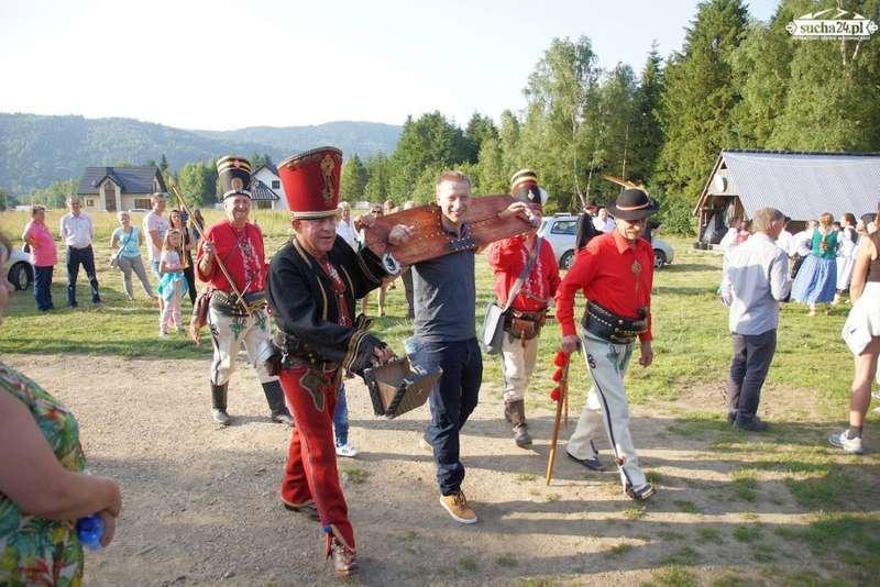 Zakuli wójta w dyby, gorący weekend w Skawicy