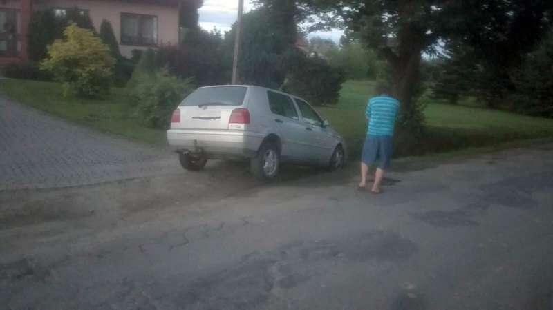 Naprawa. Przejechał przez mostek i wpadł do rowu.