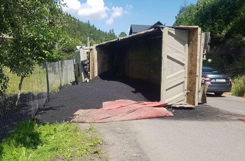 Asfalt wysypał się na... asfalt