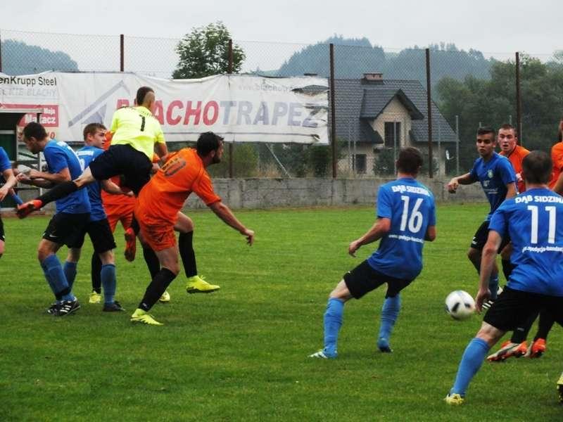 Piłkarski weekend: Deszczowe derby z golem w 93 minucie, metamorfoza Dębu!