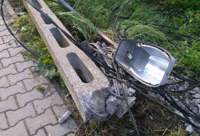Bieńkówka. Rozpędzony seat uderzył w betonowy słup