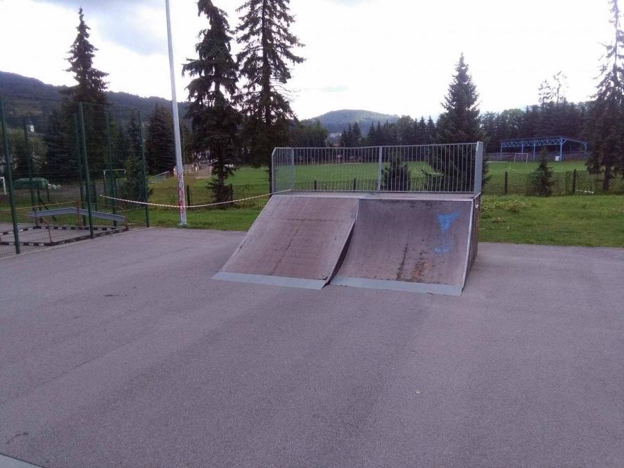 Maków Podhalański. Skatepark w fatalnym stanie, wina wykonawcy?