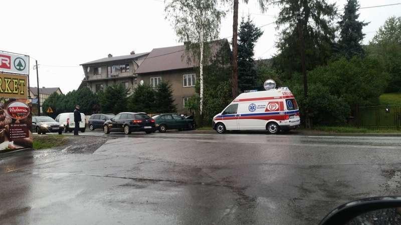 Trudne warunki, auto w płocie