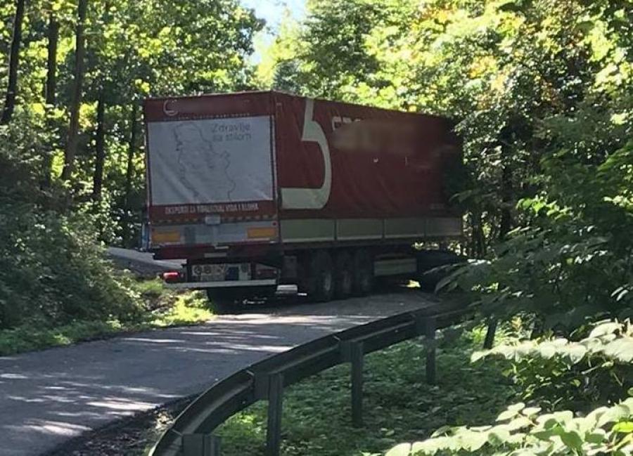 TIR zablokował drogę, uwaga na utrudnienia