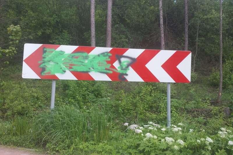 Przemalował znaki drogowe w Zawoi.(aktualizacja)