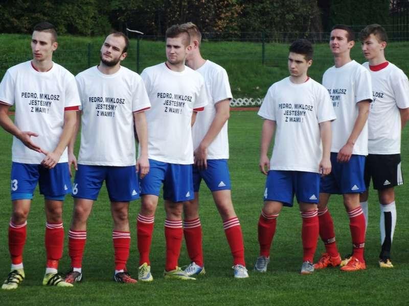 Piłkarski weekend: Wygrane Babiej Góry i Huraganu z dedykacją, sześć goli w Krzeszowie, Sokół zdobył Jałowca