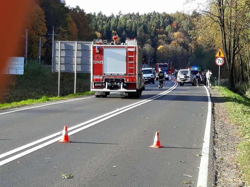Zembrzyce. Dostawczym wjechał w tył fiata