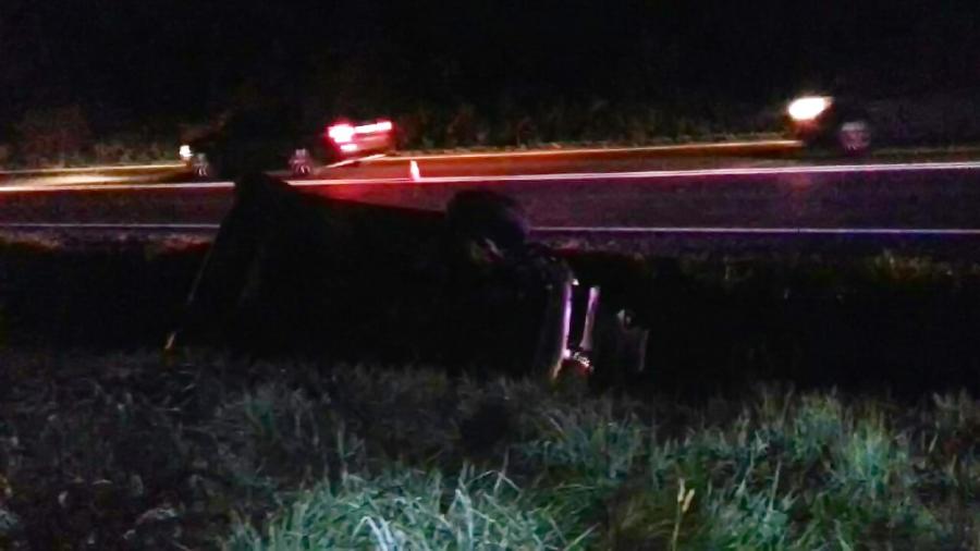 Sucha Beskidzka. Auto dachowało do przydrożnego rowu