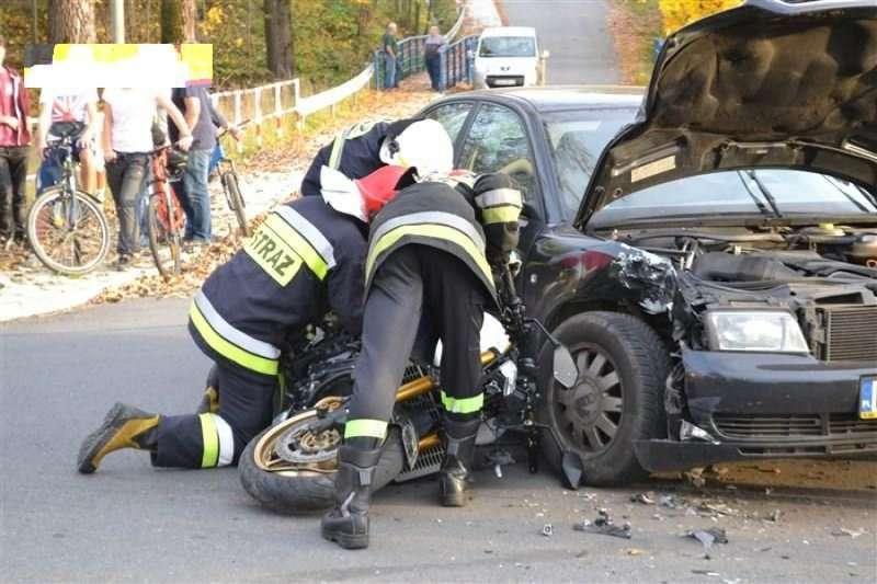 Kolizja samochodu osoboweg Audi z motocyklem