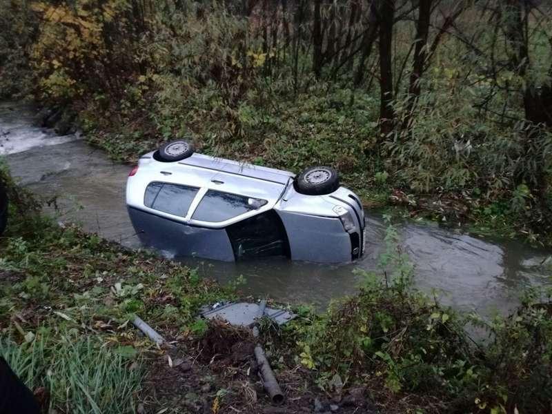 Palcza.  Volkswagen wpadł w poślizg i stoczył się do Paleczki
