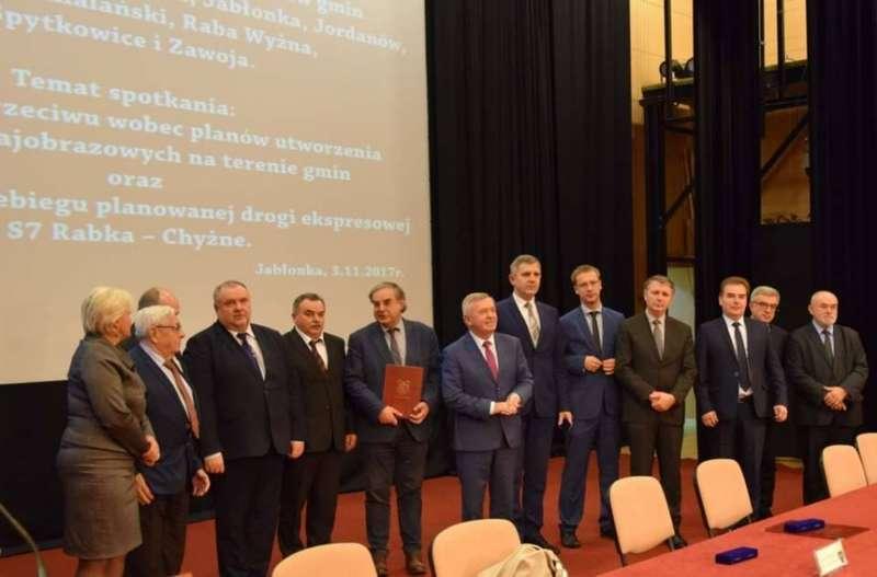Sprzeciw wobec planów utworzenia parków krajobrazowych.