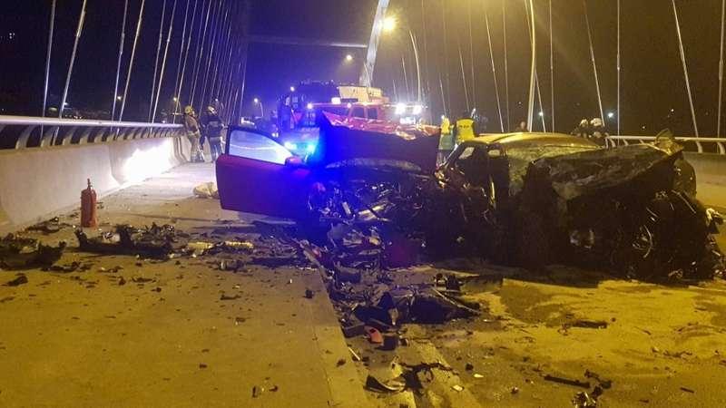 Czołówka na moście, droga zablokowana