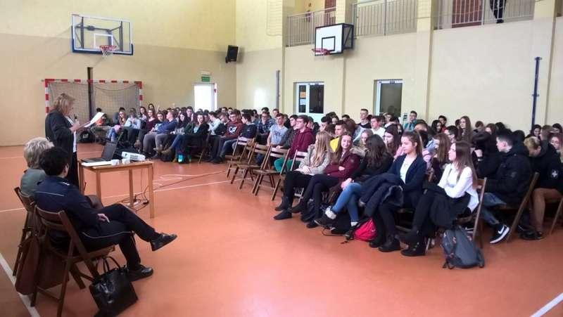 Policjant, sędzia i kurator na spotkaniu z młodzieżą