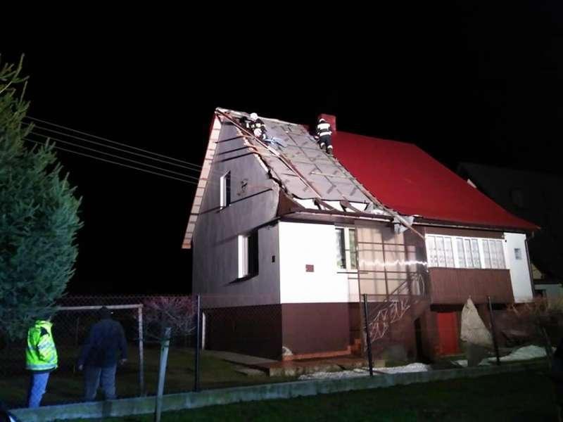 Uszkodzone domy, powalone drzewa (AKTUALIZACJA)
