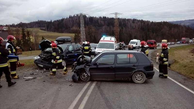 Czołowe zderzenie osobówek w Osielcu
