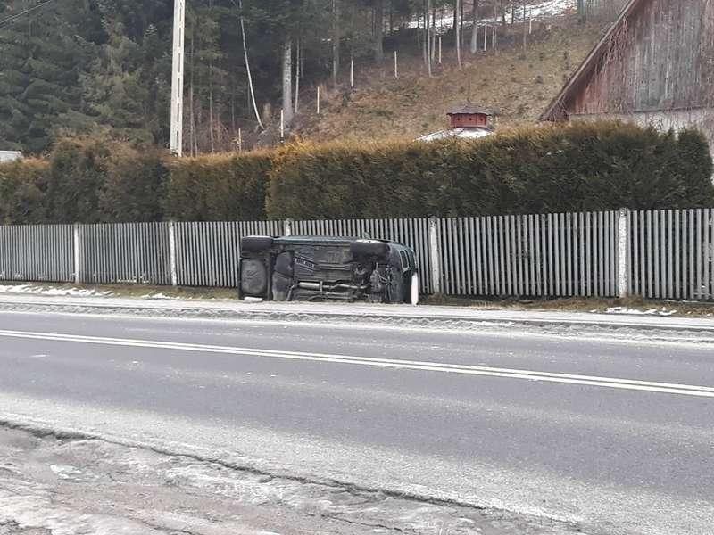 Samochody wpadały w poślizg na oblodzonej drodze