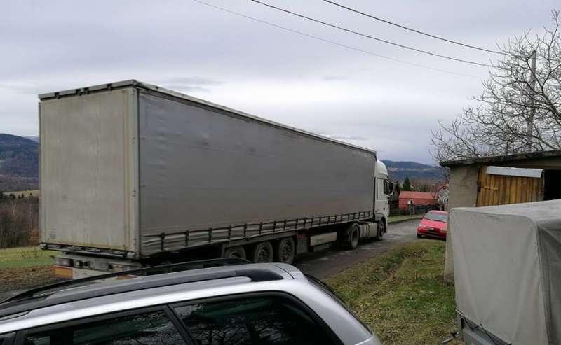 Marcówka. Nawigacja prowadziła go wąską stromą drogą.
