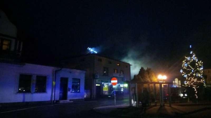 Zembrzyce. Pożar sadzy w kominie w budynku wielofunkcyjnym