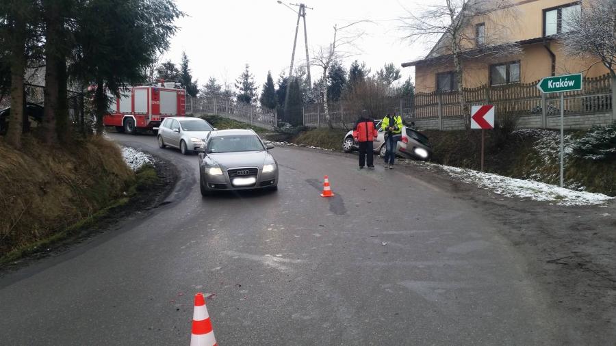 Zdarzenie drogowe na zakręcie w Naprawie