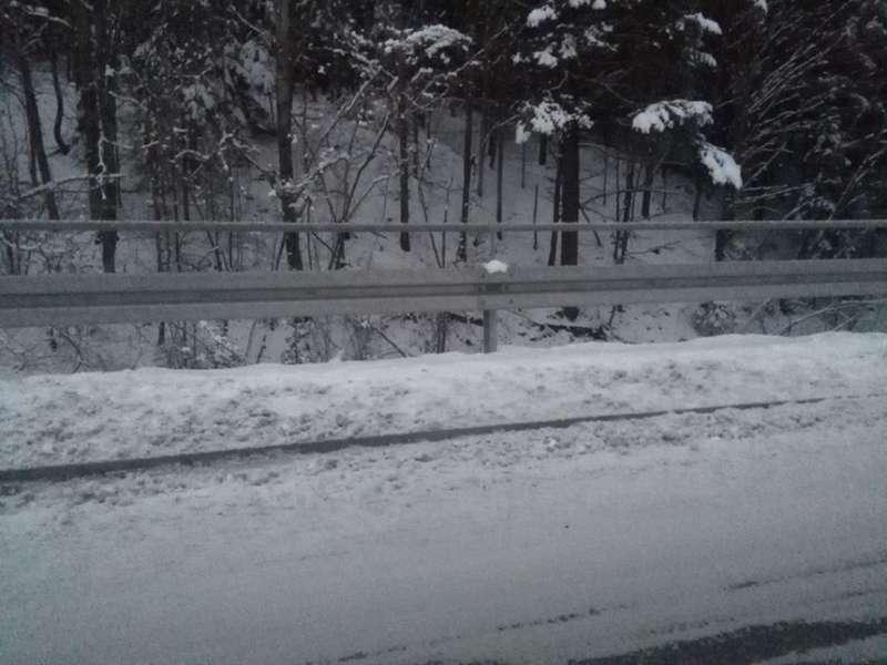 Dojście do Marcówki slalomem między samochodami