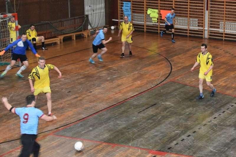 Turniej futsalowy - wyniki grupowe - w niedzielę finały w Zawoi