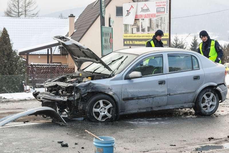 Jordanów. Opel zderzył się z Citroenem, a następnie z Audi