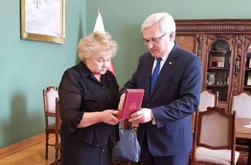 Krzyż Komandorski Orderu Odrodzenia Polski dla Zdzisława Zawady – nauczyciela i wychowawcy, wieloletniego dyrektora szkoły w Osielcu